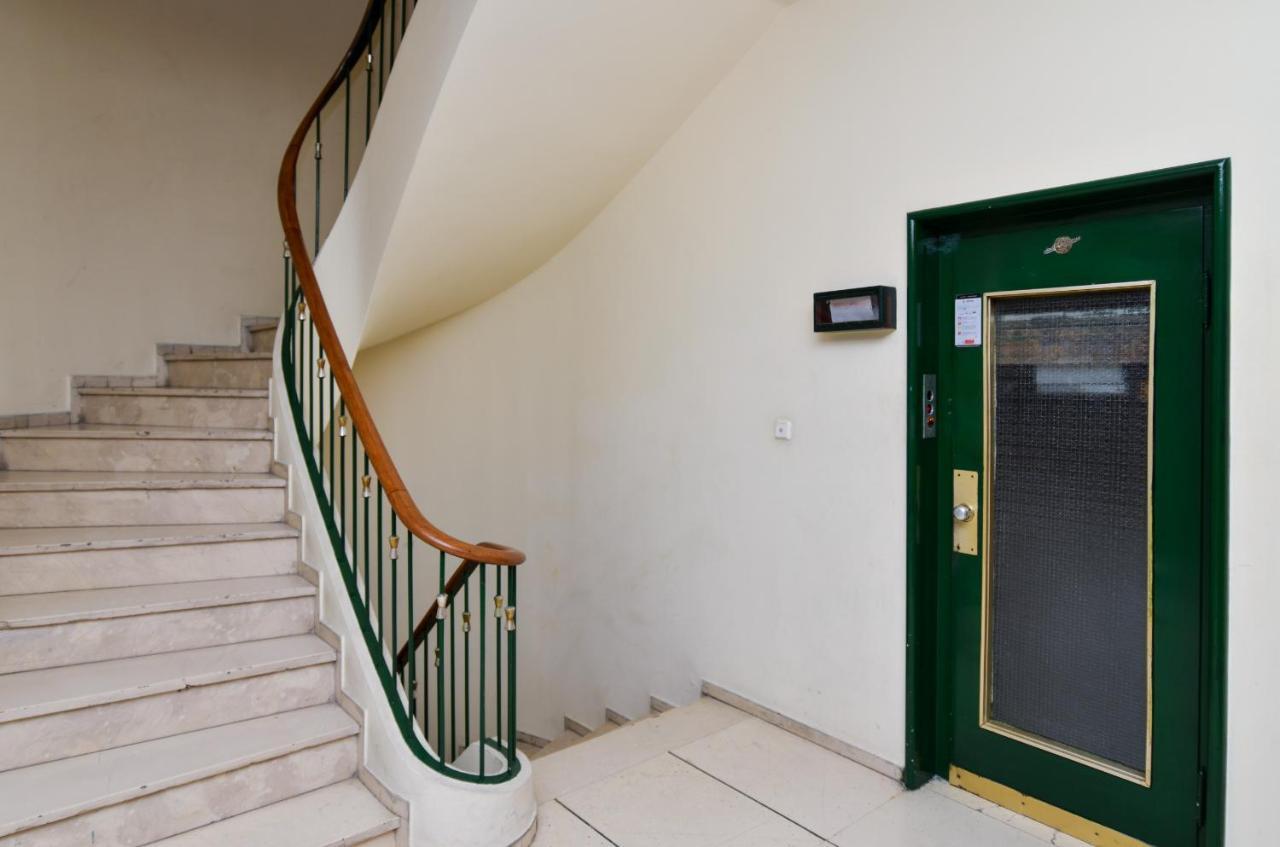 Athens Central Studio In Front Of Syntagma Metro Exterior photo